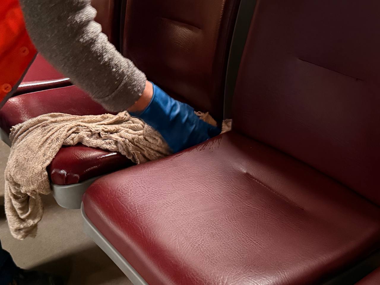 Около 300 литров воды на один поезд: в метро Киева показали, как моют и убирают вагоны. Фото и видео