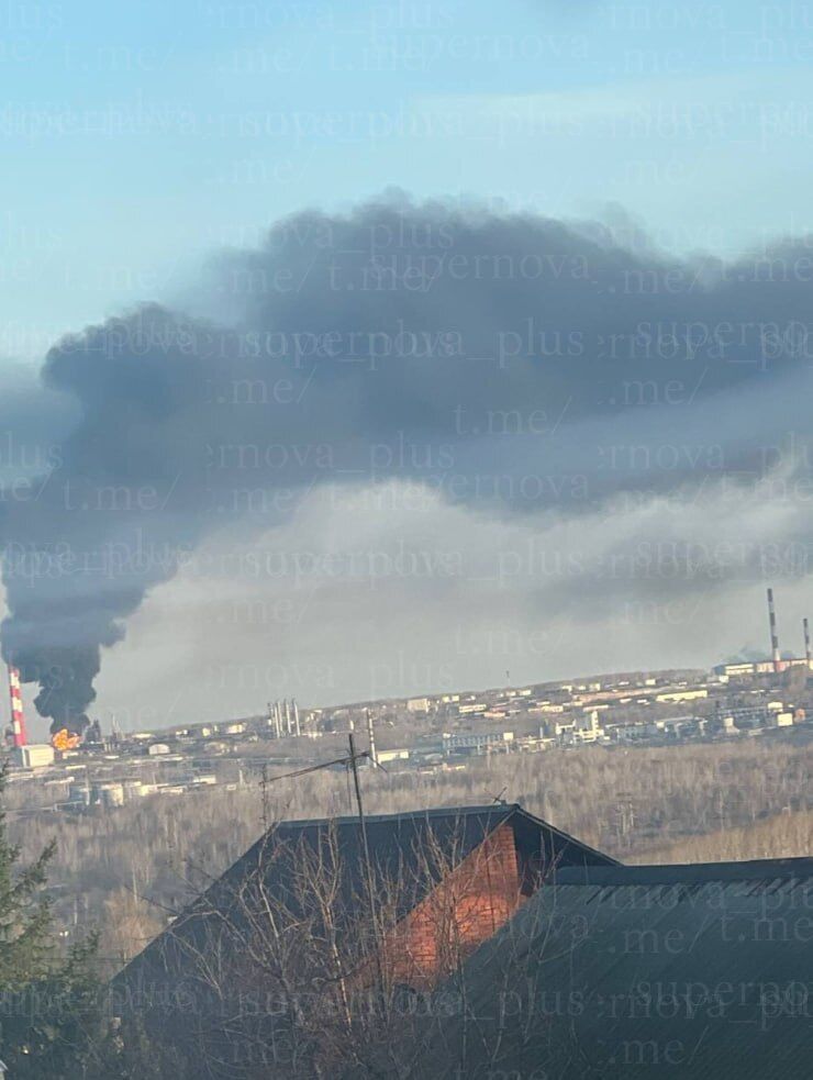 У російській Уфі атаковано НПЗ, сталась пожежа: чорний дим видно здалеку. Фото і відео