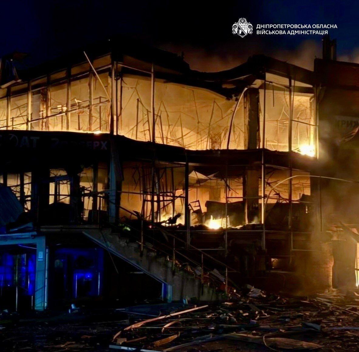 На Днепропетровщине в результате атаки РФ горели админздание и торговый комплекс: есть жертва, среди раненых – ребенок. Фото и видео