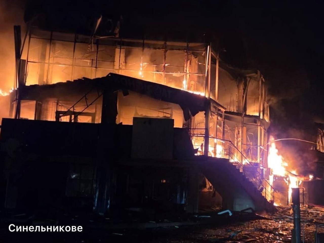 На Днепропетровщине в результате атаки РФ горели админздание и торговый комплекс: есть жертва, среди раненых – ребенок. Фото и видео