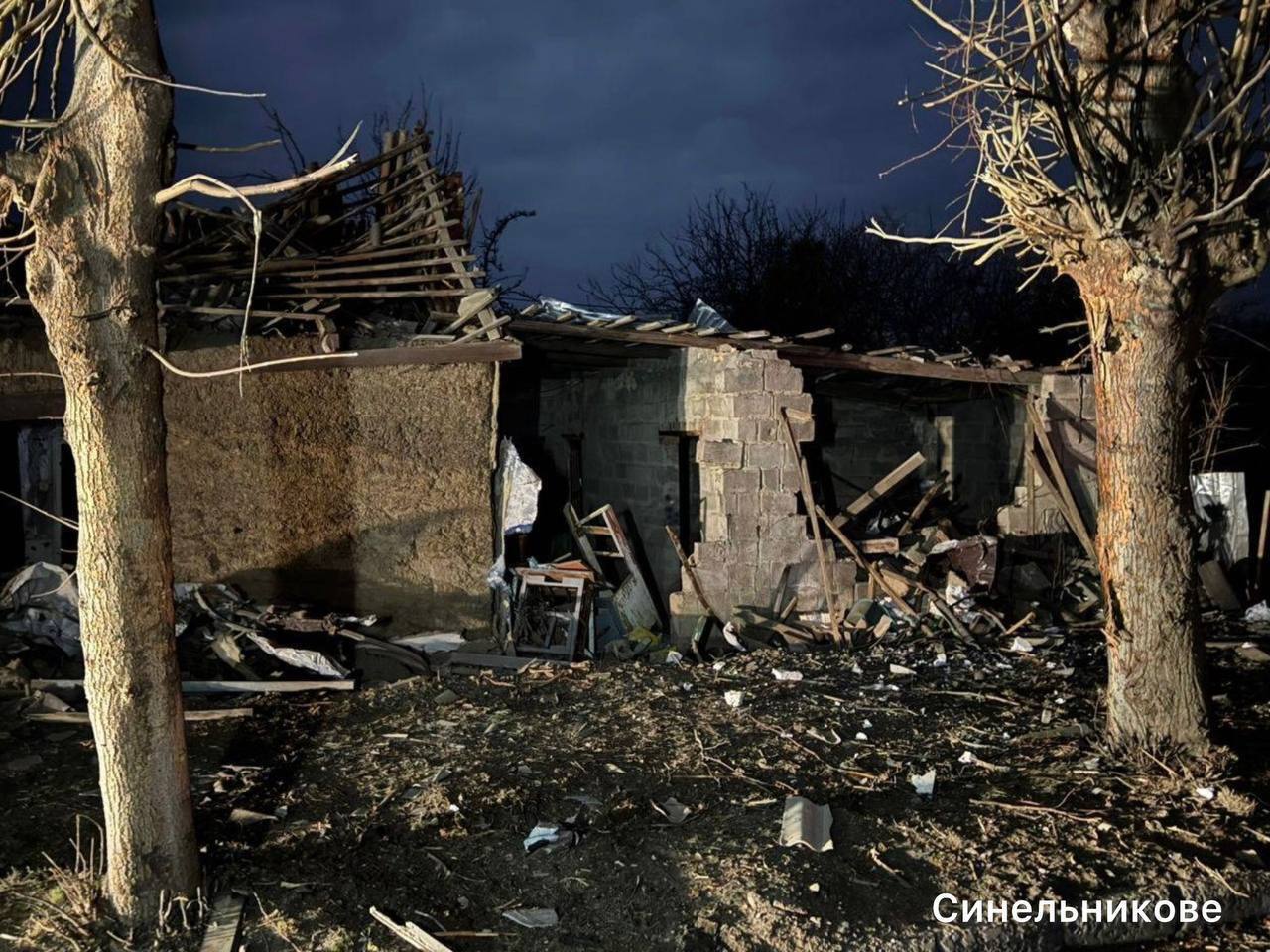 На Днепропетровщине в результате атаки РФ горели админздание и торговый комплекс: есть жертва, среди раненых – ребенок. Фото и видео