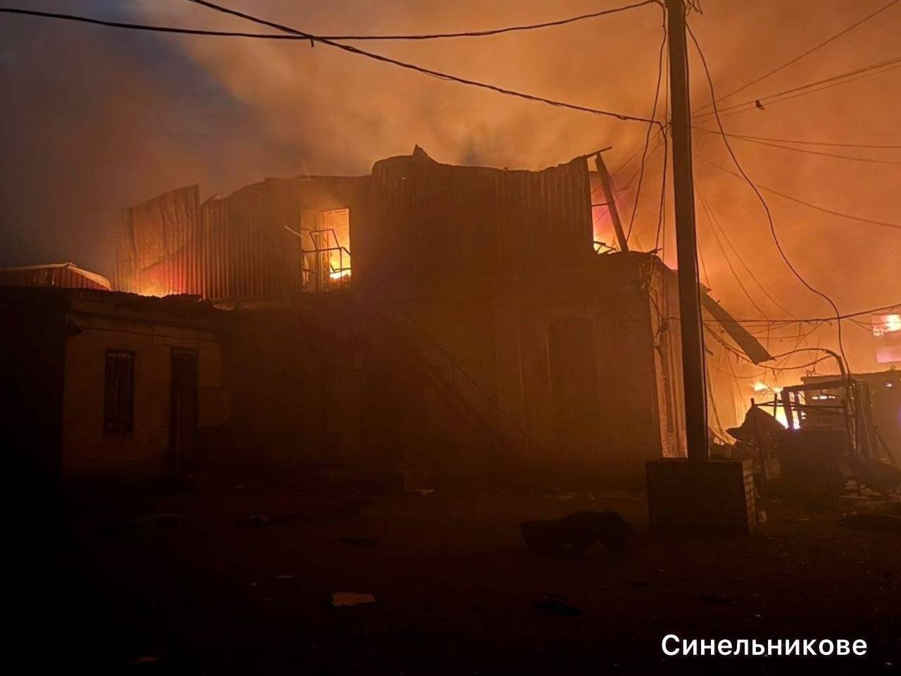 На Днепропетровщине в результате атаки РФ горели админздание и торговый комплекс: есть жертва, среди раненых – ребенок. Фото и видео