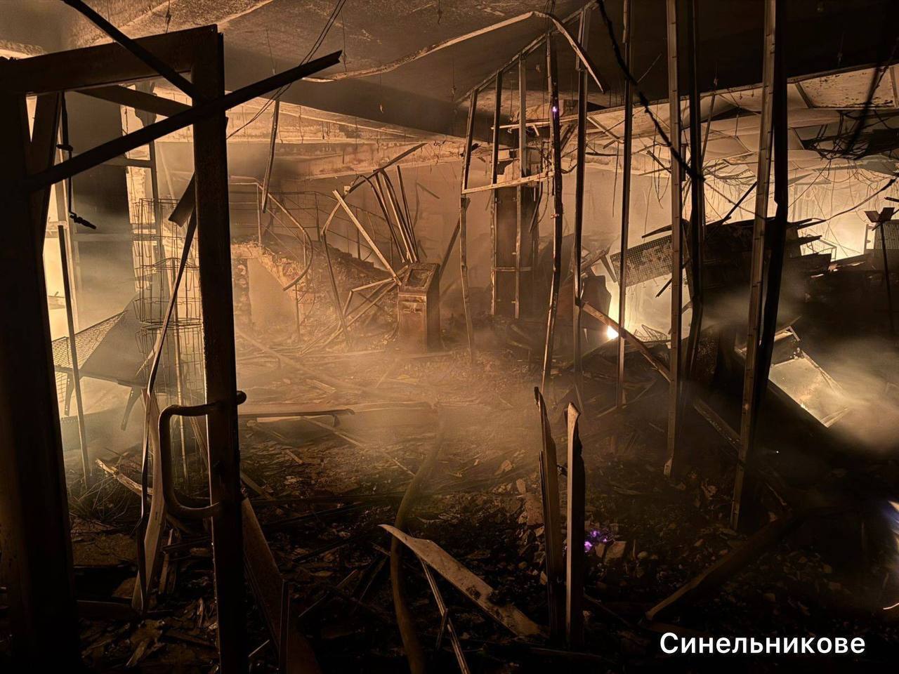 На Днепропетровщине в результате атаки РФ горели админздание и торговый комплекс: есть жертва, среди раненых – ребенок. Фото и видео