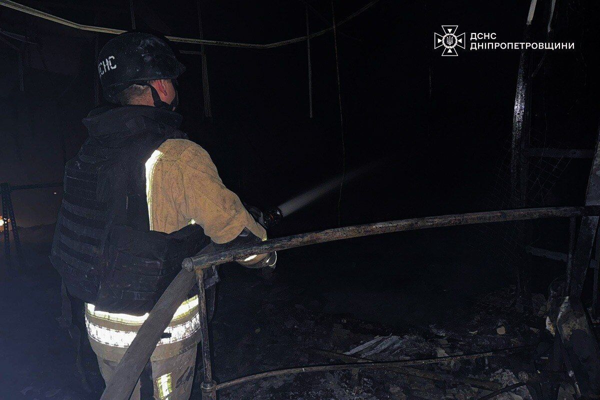 На Дніпропетровщині внаслідок атаки РФ горіли адмінбудівля і торговельний комплекс: є жертва, серед поранених – дитина. Фото і відео
