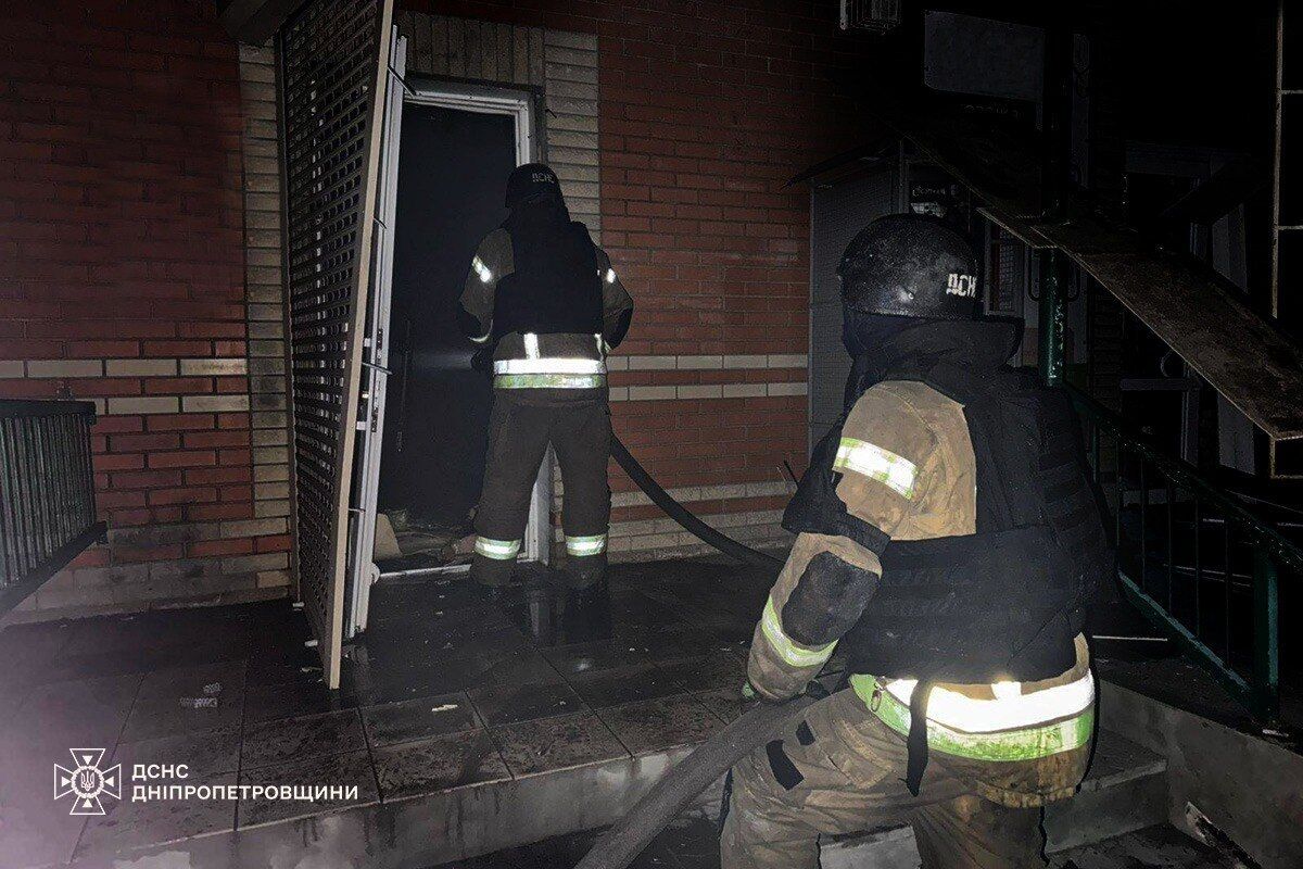 На Дніпропетровщині внаслідок атаки РФ горіли адмінбудівля і торговельний комплекс: є жертва, серед поранених – дитина. Фото і відео
