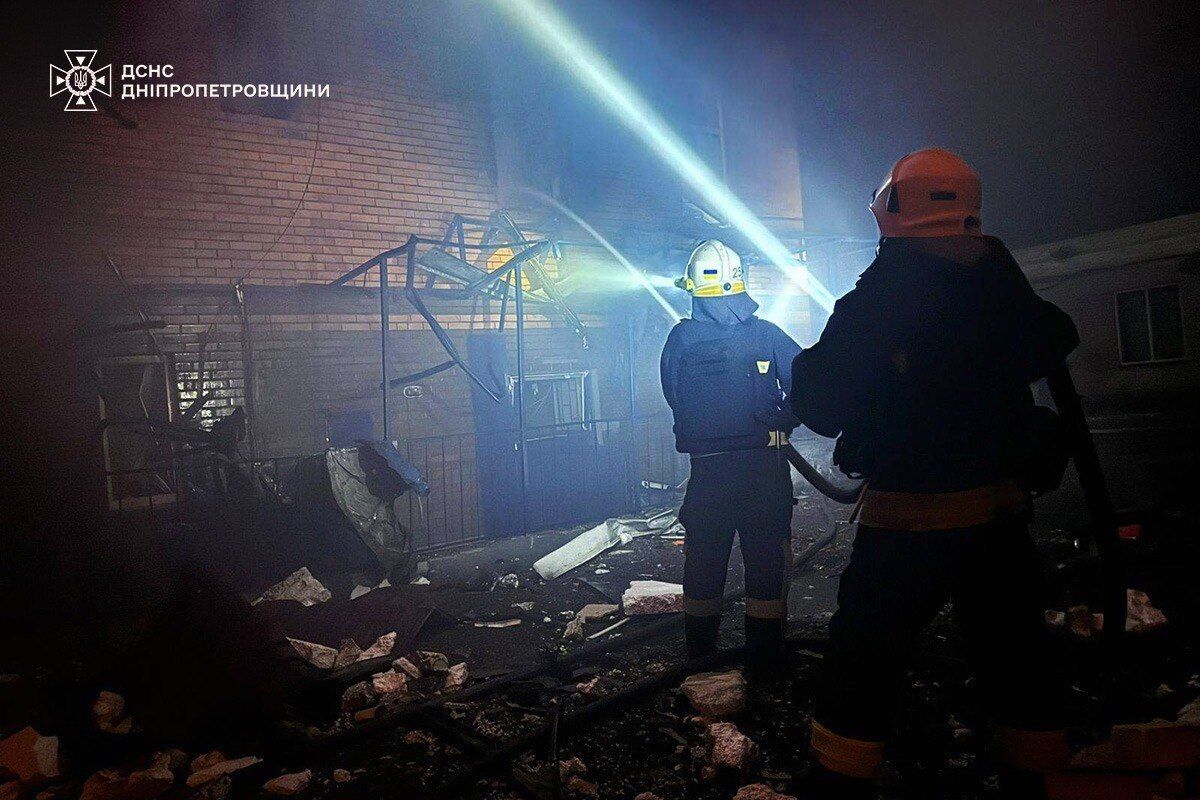 На Дніпропетровщині внаслідок атаки РФ горіли адмінбудівля і торговельний комплекс: є жертва, серед поранених – дитина. Фото і відео