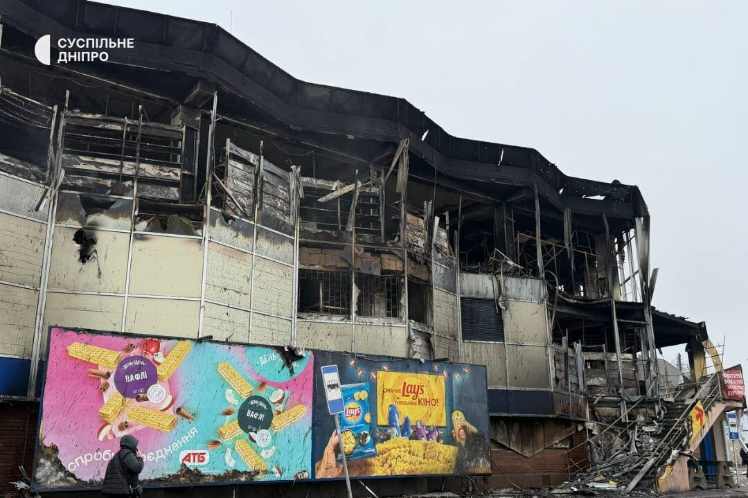 На Дніпропетровщині внаслідок атаки РФ горіли адмінбудівля і торговельний комплекс: є жертва, серед поранених – дитина. Фото і відео
