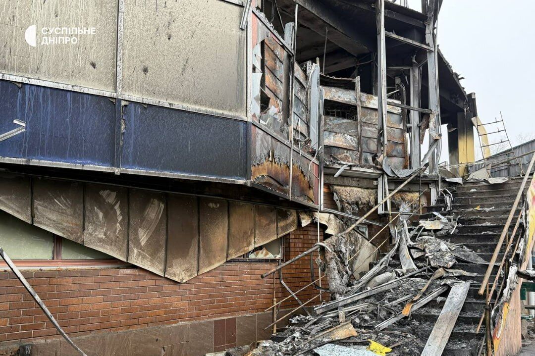 На Дніпропетровщині внаслідок атаки РФ горіли адмінбудівля і торговельний комплекс: є жертва, серед поранених – дитина. Фото і відео