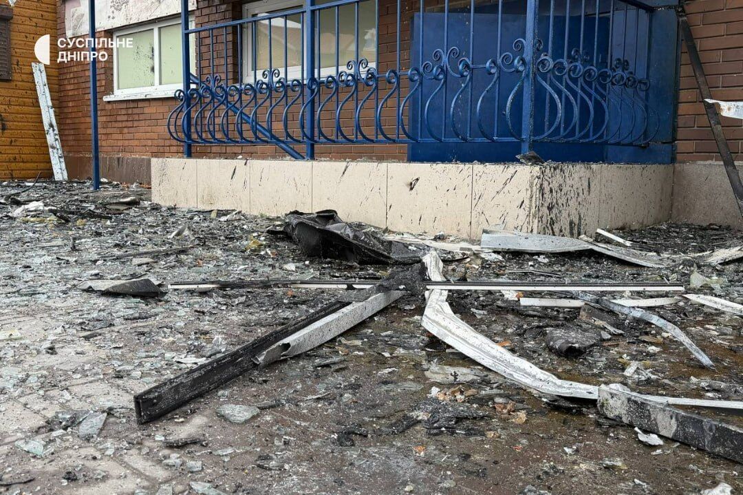 На Дніпропетровщині внаслідок атаки РФ горіли адмінбудівля і торговельний комплекс: є жертва, серед поранених – дитина. Фото і відео