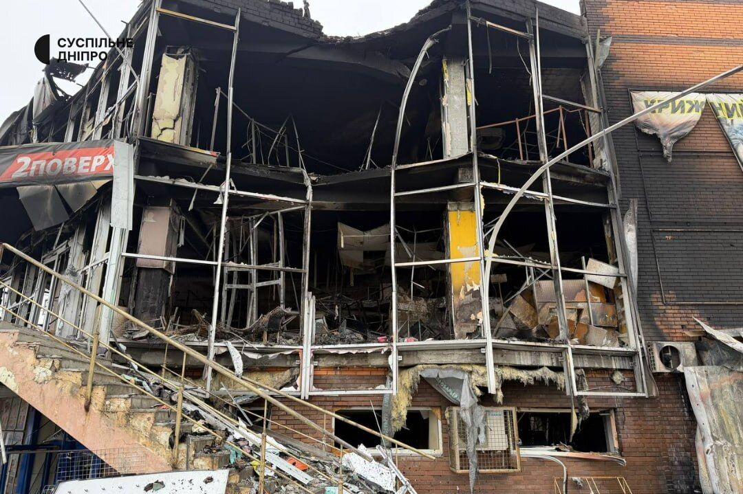 На Дніпропетровщині внаслідок атаки РФ горіли адмінбудівля і торговельний комплекс: є жертва, серед поранених – дитина. Фото і відео