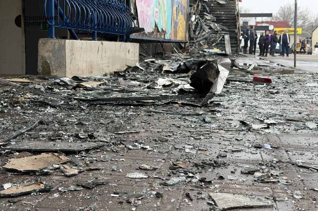На Дніпропетровщині внаслідок атаки РФ горіли адмінбудівля і торговельний комплекс: є жертва, серед поранених – дитина. Фото і відео