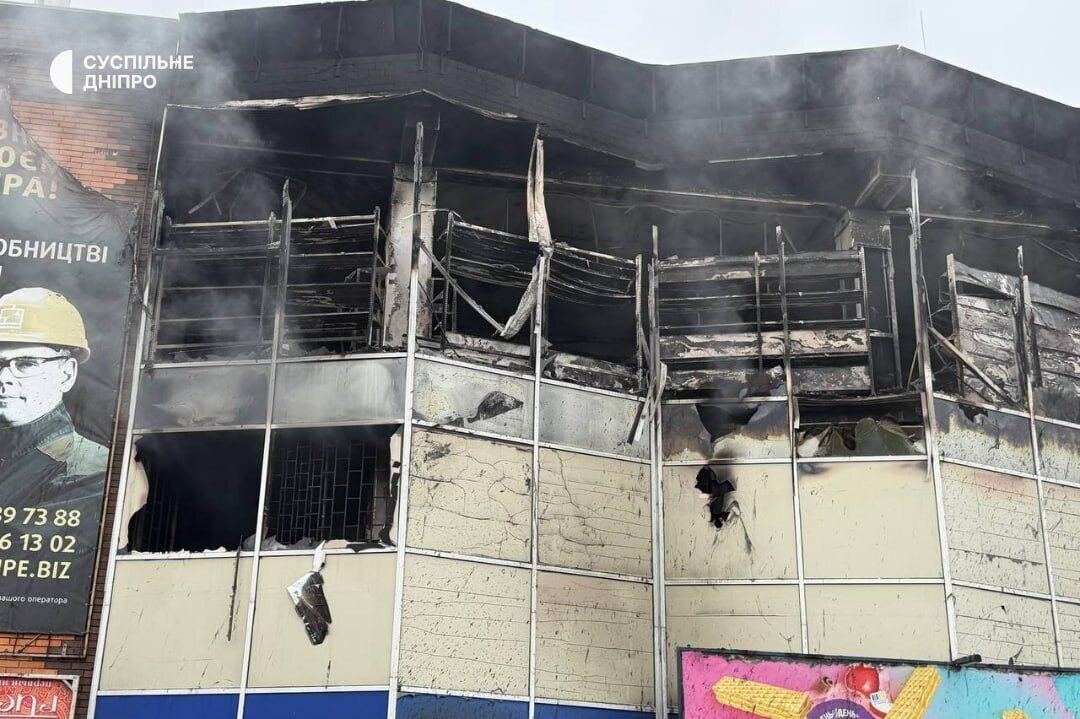 На Дніпропетровщині внаслідок атаки РФ горіли адмінбудівля і торговельний комплекс: є жертва, серед поранених – дитина. Фото і відео