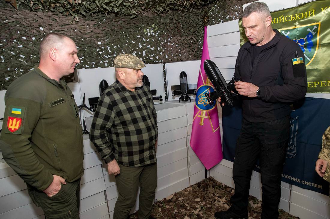 Київ передав ще 3 тисячі БпЛА захисникам України. Фото