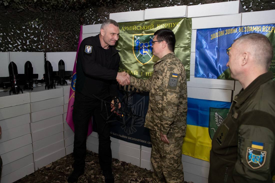 Київ передав ще 3 тисячі БпЛА захисникам України. Фото