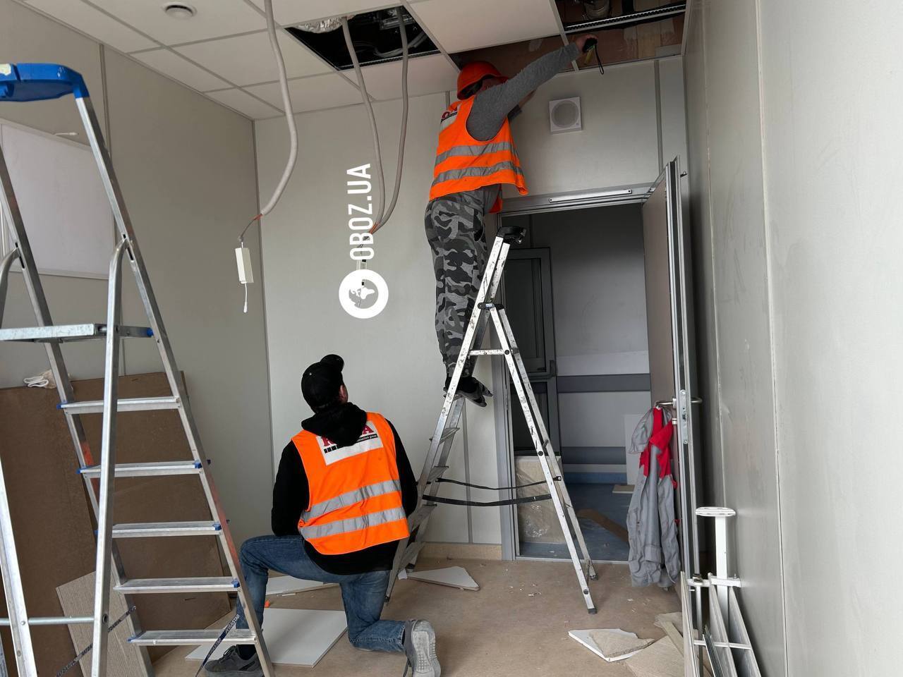 Ремонтники ежедневно работают в корпусах