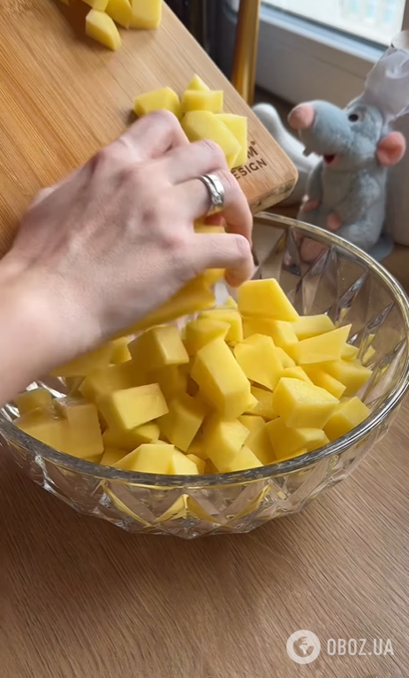 Човники з картоплею та куркою для ситного обіду: рецепт в духовці