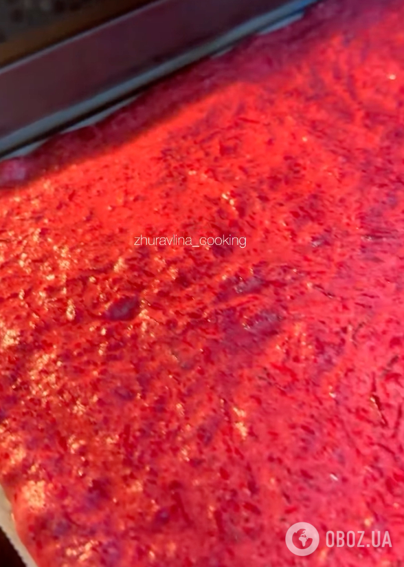 Смачний буряковий рулет з оселедцем для святкового столу: ділимося легким рецептом