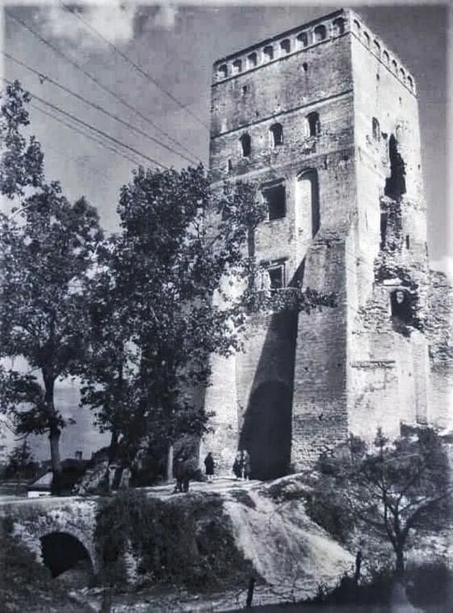 Яким був Луцький замок понад 70 років тому: архівне фото