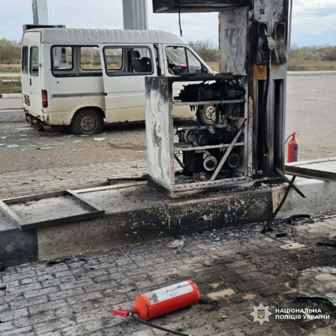 Оккупанты атаковали АЗС на Харьковщине: трое пострадавших, повреждены машины. Фото