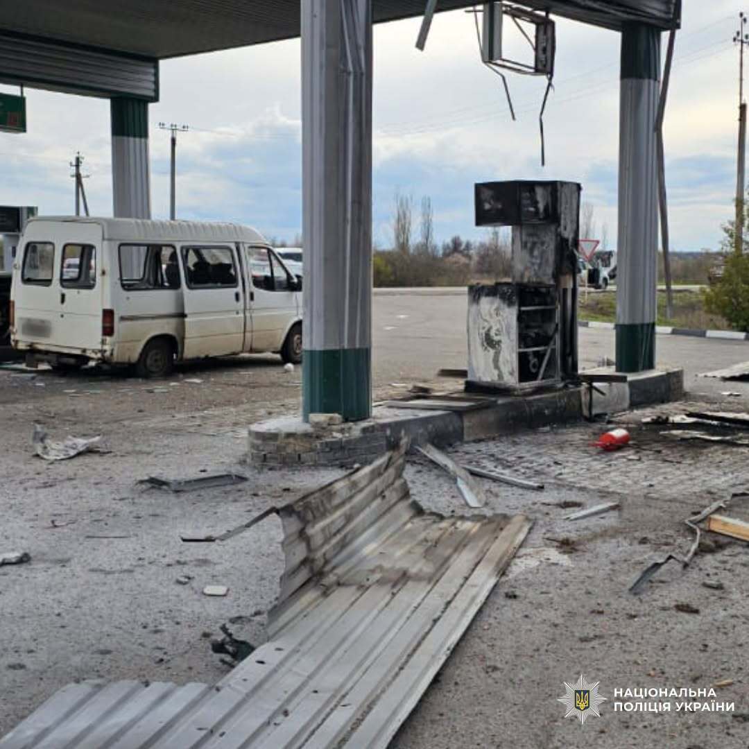 Оккупанты атаковали АЗС на Харьковщине: трое пострадавших, повреждены машины. Фото