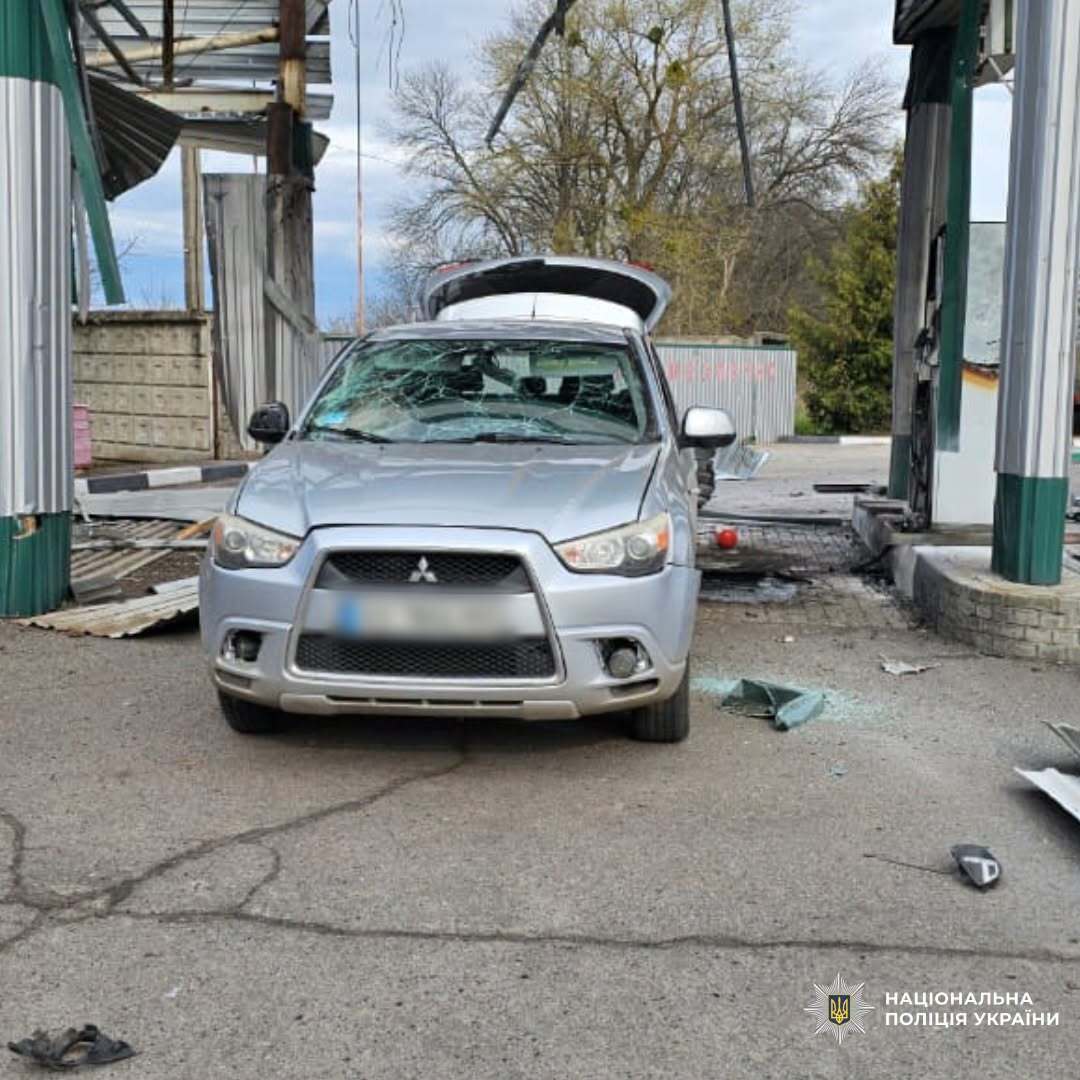 Оккупанты атаковали АЗС на Харьковщине: трое пострадавших, повреждены машины. Фото