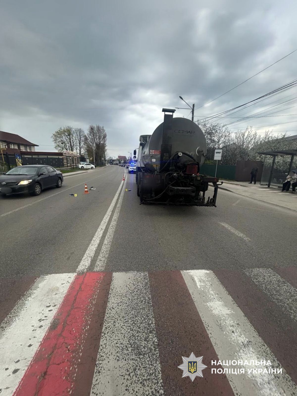 Под Киевом грузовик на переходе сбил насмерть пожилого мужчину. Подробности ДТП и фото