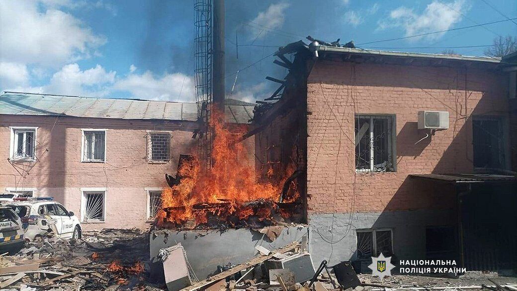 Оккупанты ударили по Прилукам: произошел пожар на территории райотдела полиции, есть пострадавший. Фото
