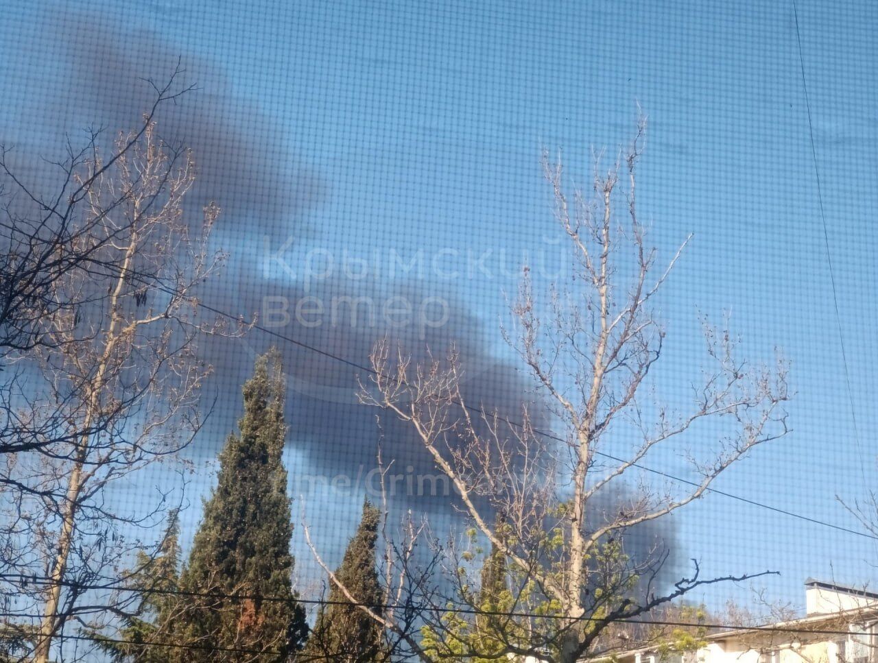 Було уражено резервуари: у Севастополі третю добу горить нафтобаза у районі Козачої бухти. Фото