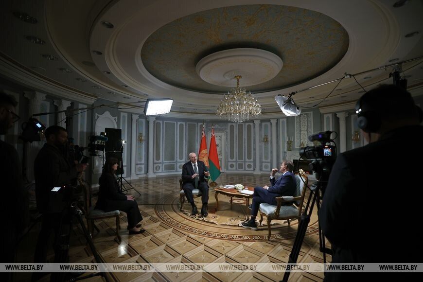 "У нас достаточно оружия": Лукашенко рассказал, как Беларусь собирается защищаться от "агрессии", и вспомнил Украину