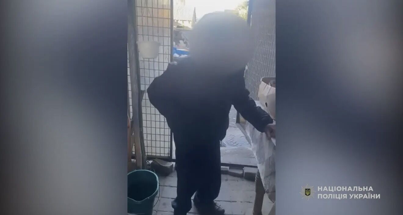 На Львівщині викрили зловмисника, який понад 20 років тримав чоловіка в трудовому рабстві. Фото і відео