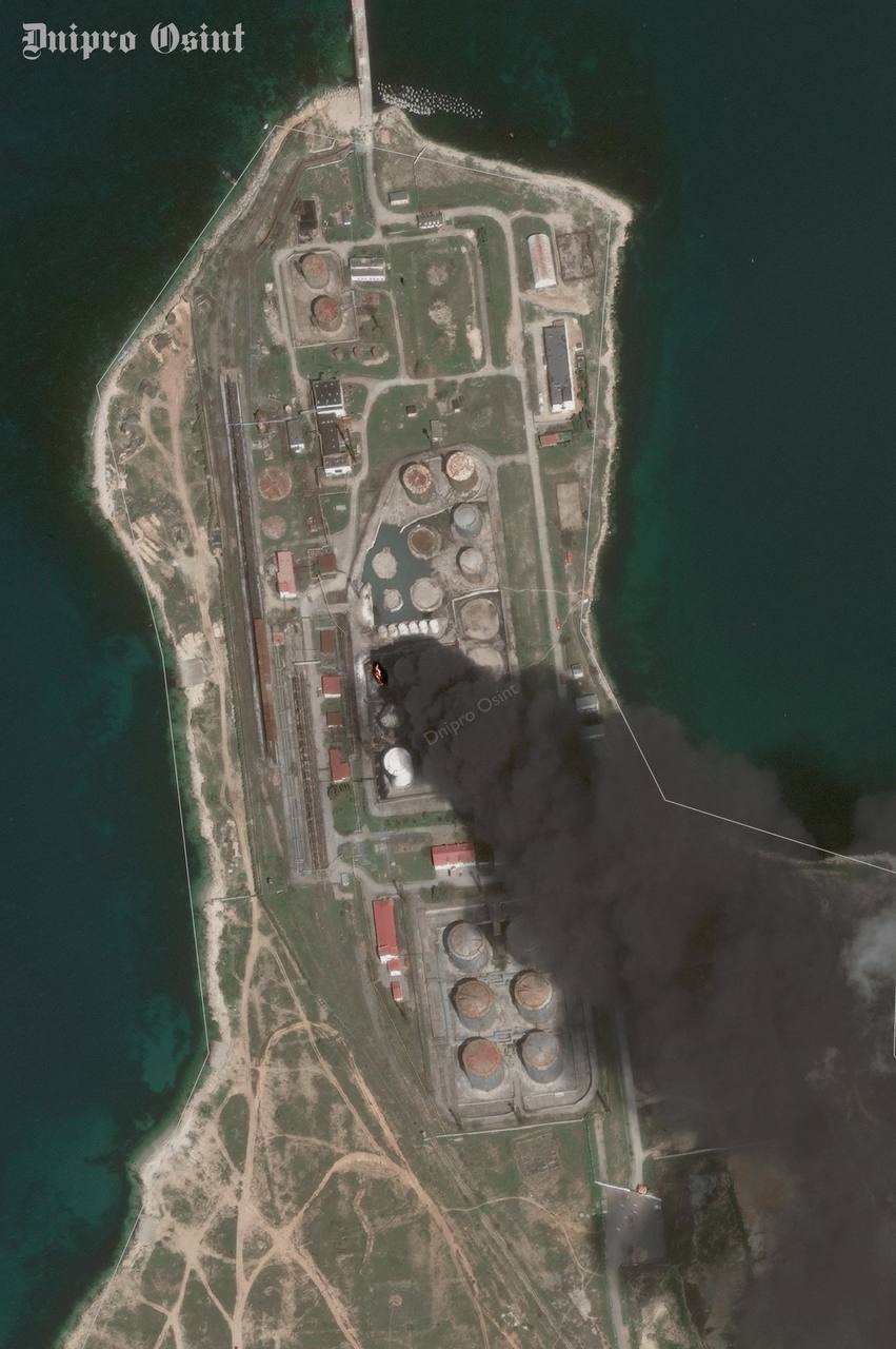 Було уражено резервуари: у Севастополі третю добу горить нафтобаза у районі Козачої бухти. Фото