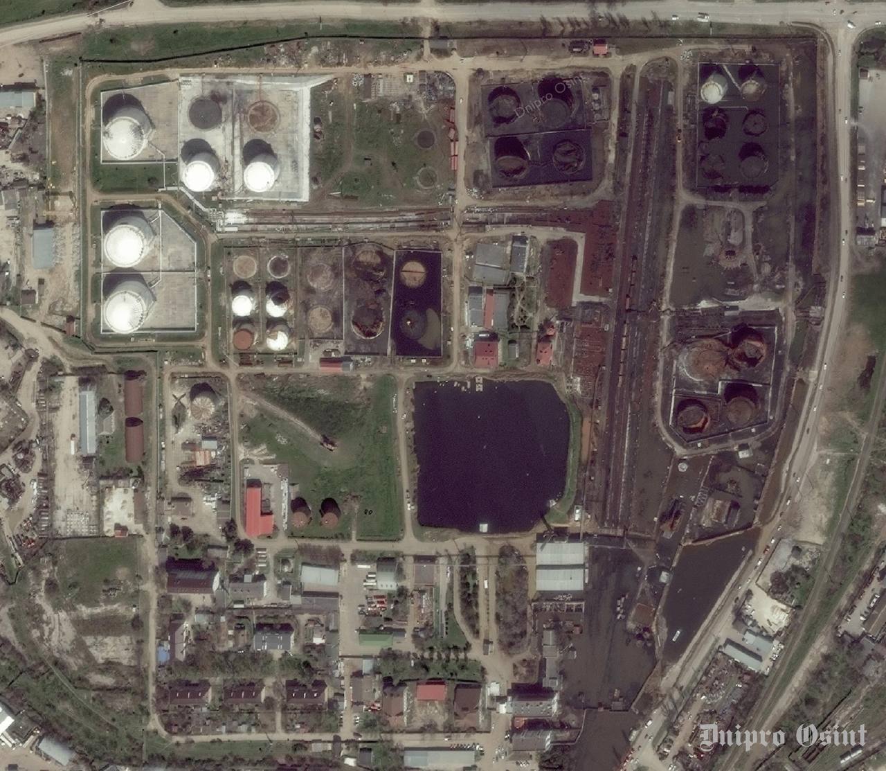 Було уражено резервуари: у Севастополі третю добу горить нафтобаза у районі Козачої бухти. Фото