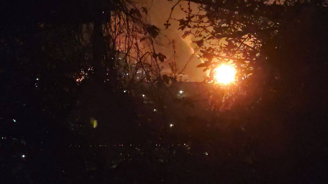 Після чотирьох діб пожежі – повторний удар: БпЛА атакували Туапсе, росіяни прокинулись від вибухів. Фото й відео