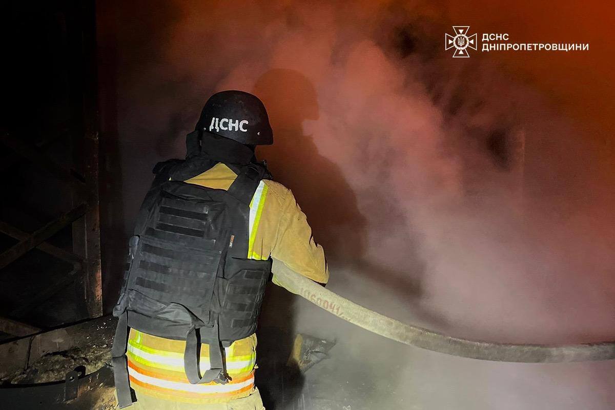 На Днепропетровщине в результате вражеской атаки пострадали шесть человек, произошли пожары. Фото