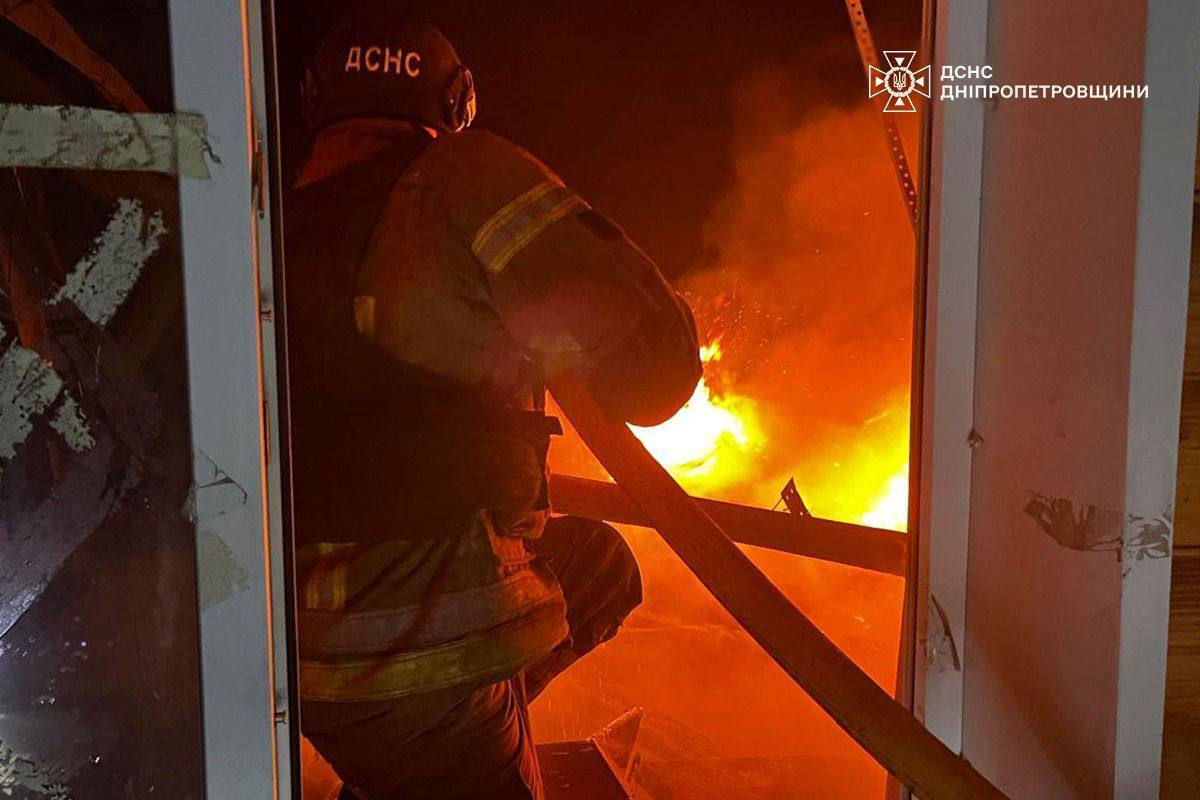 На Днепропетровщине в результате вражеской атаки пострадали шесть человек, произошли пожары. Фото