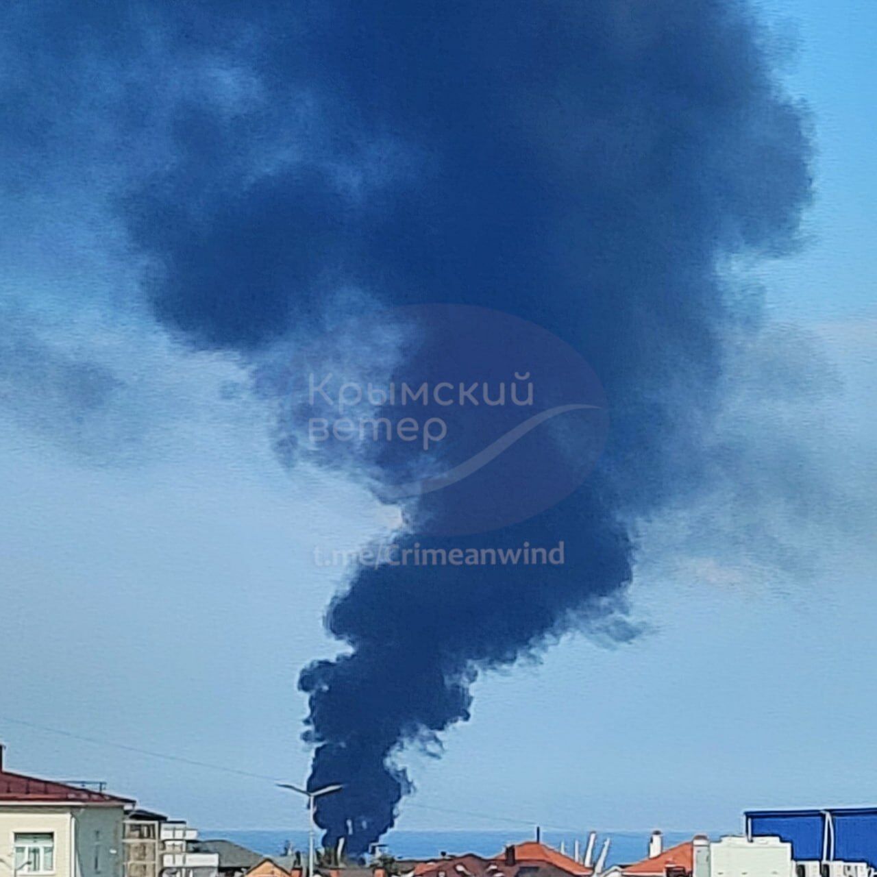 Було уражено резервуари: у Севастополі третю добу горить нафтобаза у районі Козачої бухти. Фото