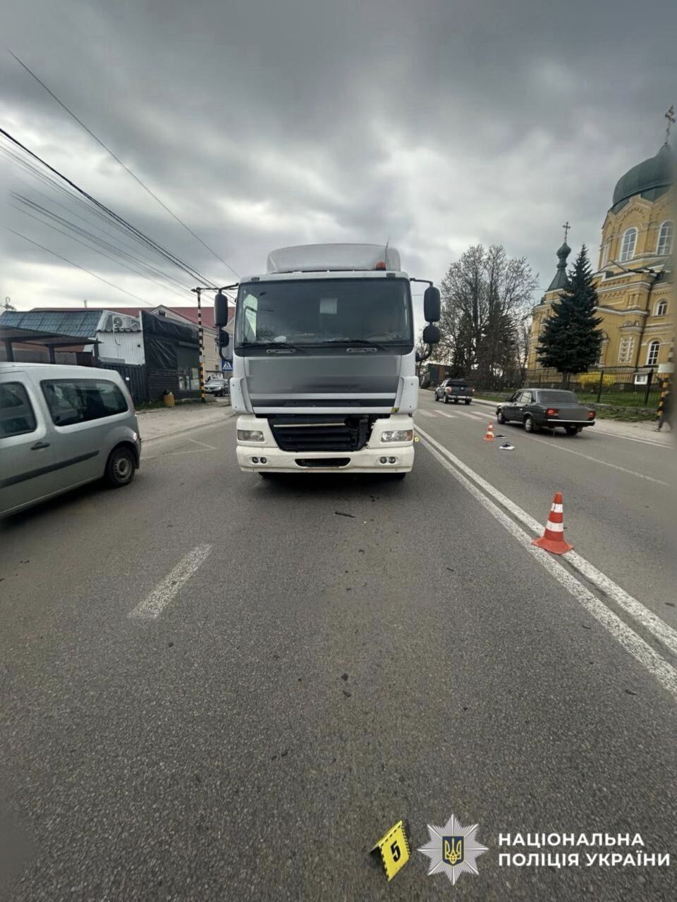 Под Киевом грузовик на переходе сбил насмерть пожилого мужчину. Подробности ДТП и фото
