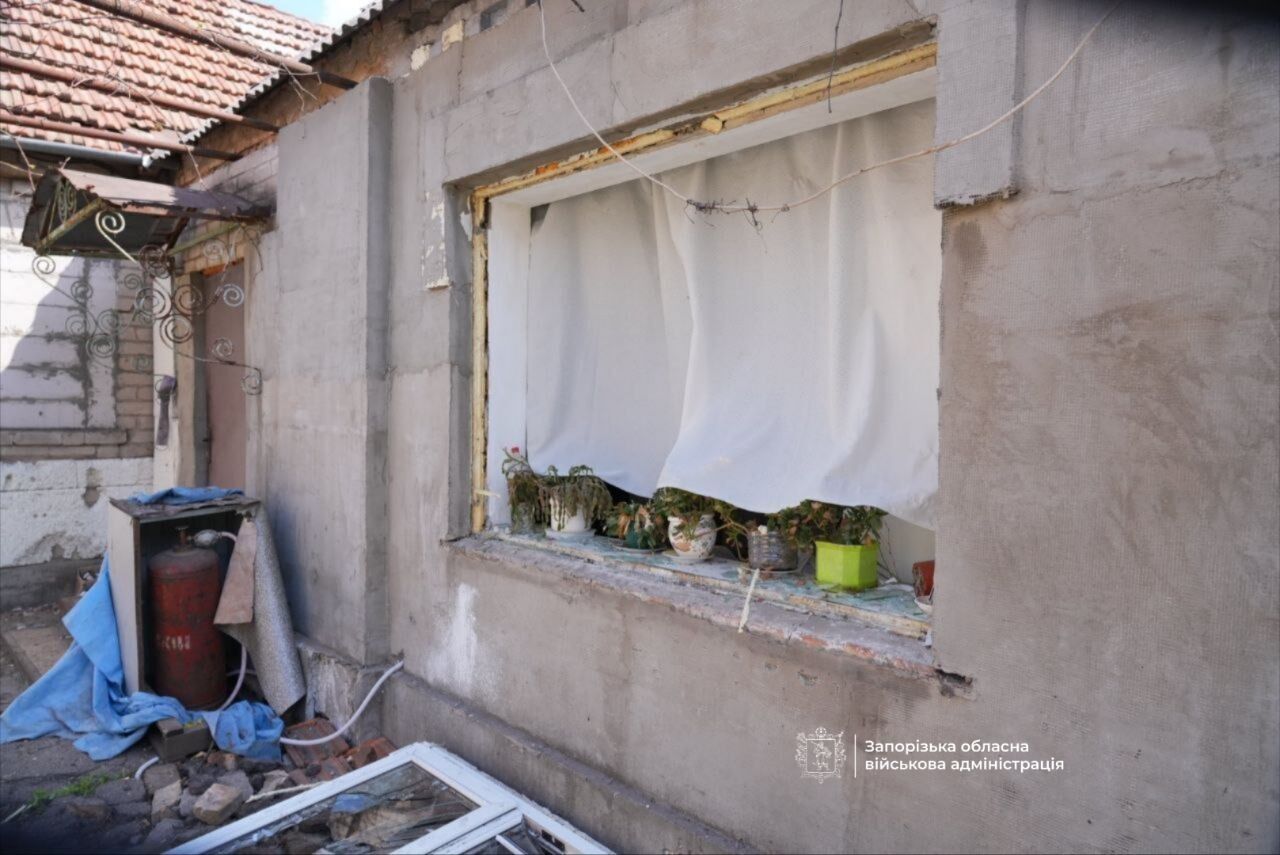 Окупанти атакували Запоріжжя: спалахнула пожежа, є жертва і постраждалі. Фото і відео