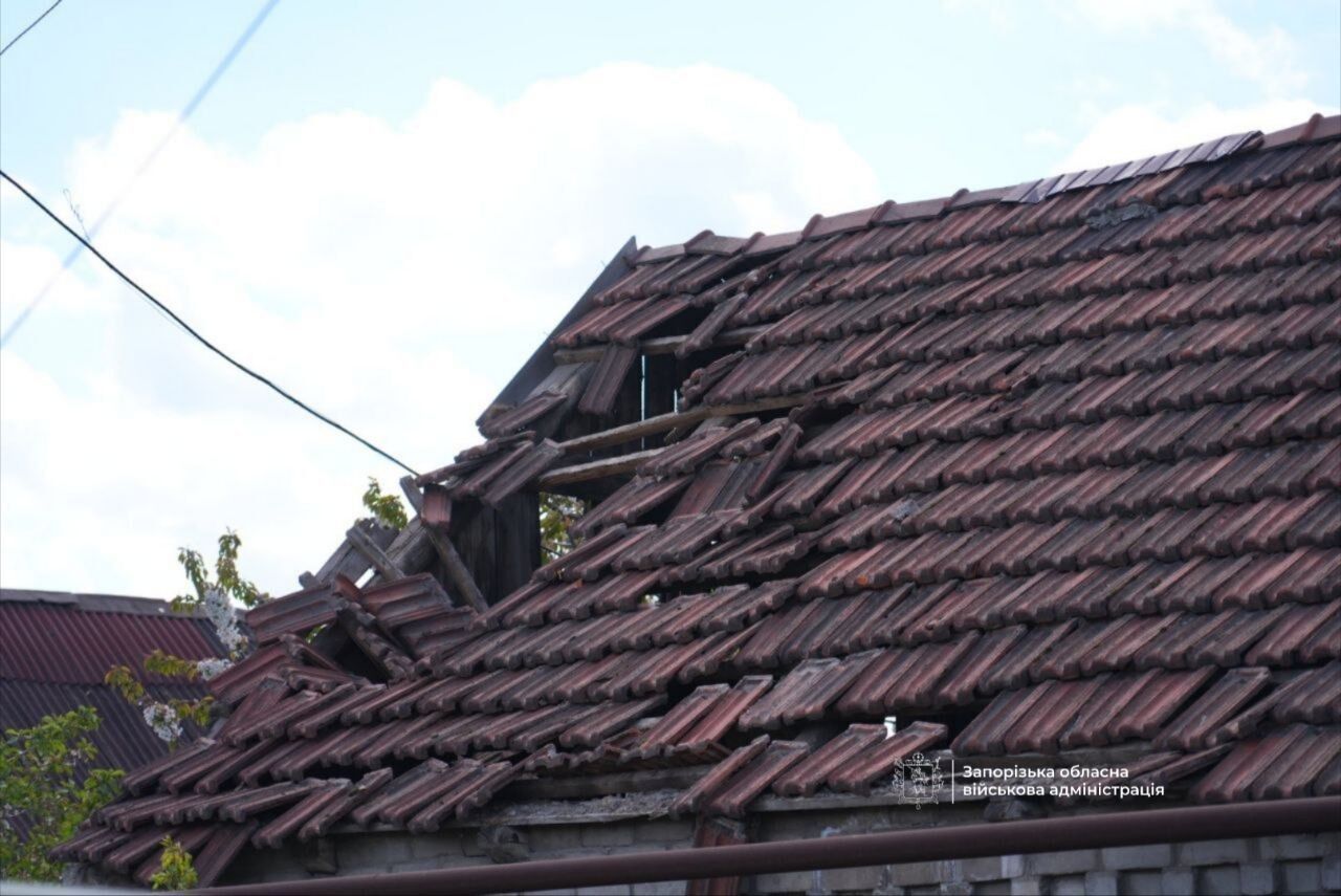 Окупанти атакували Запоріжжя: спалахнула пожежа, є жертва і постраждалі. Фото і відео