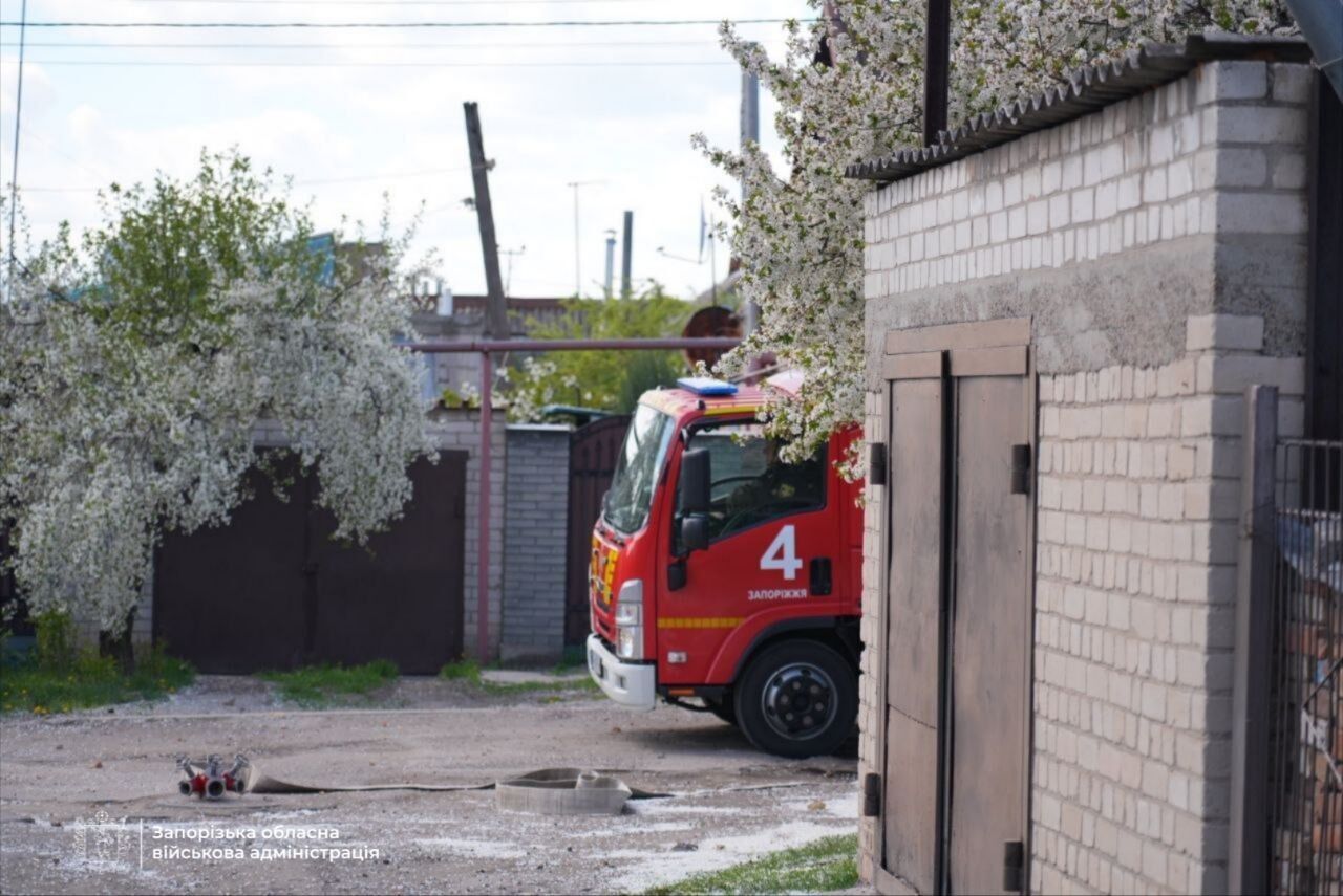Окупанти атакували Запоріжжя: спалахнула пожежа, є жертва і постраждалі. Фото і відео