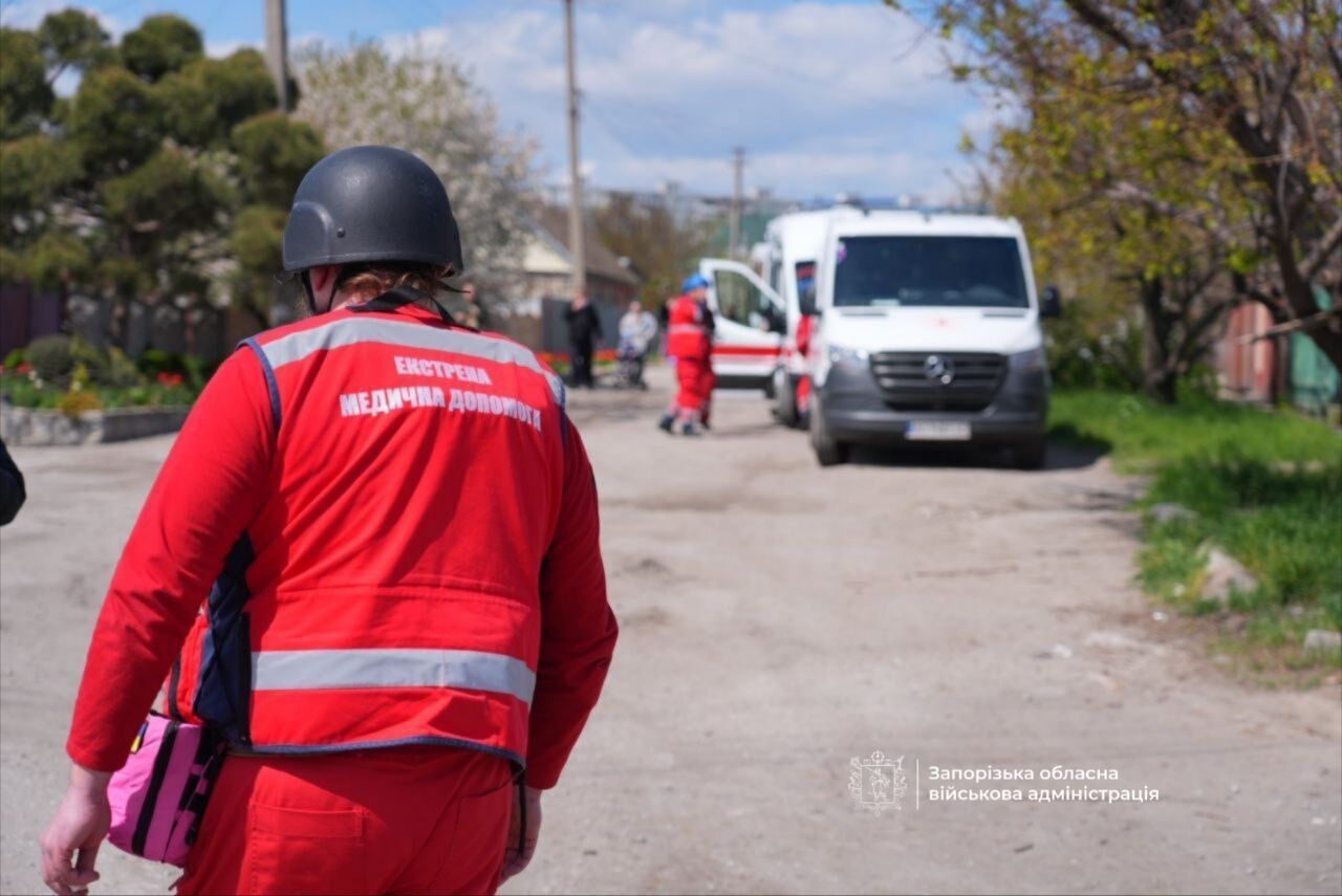 Окупанти атакували Запоріжжя: спалахнула пожежа, є жертва і постраждалі. Фото і відео