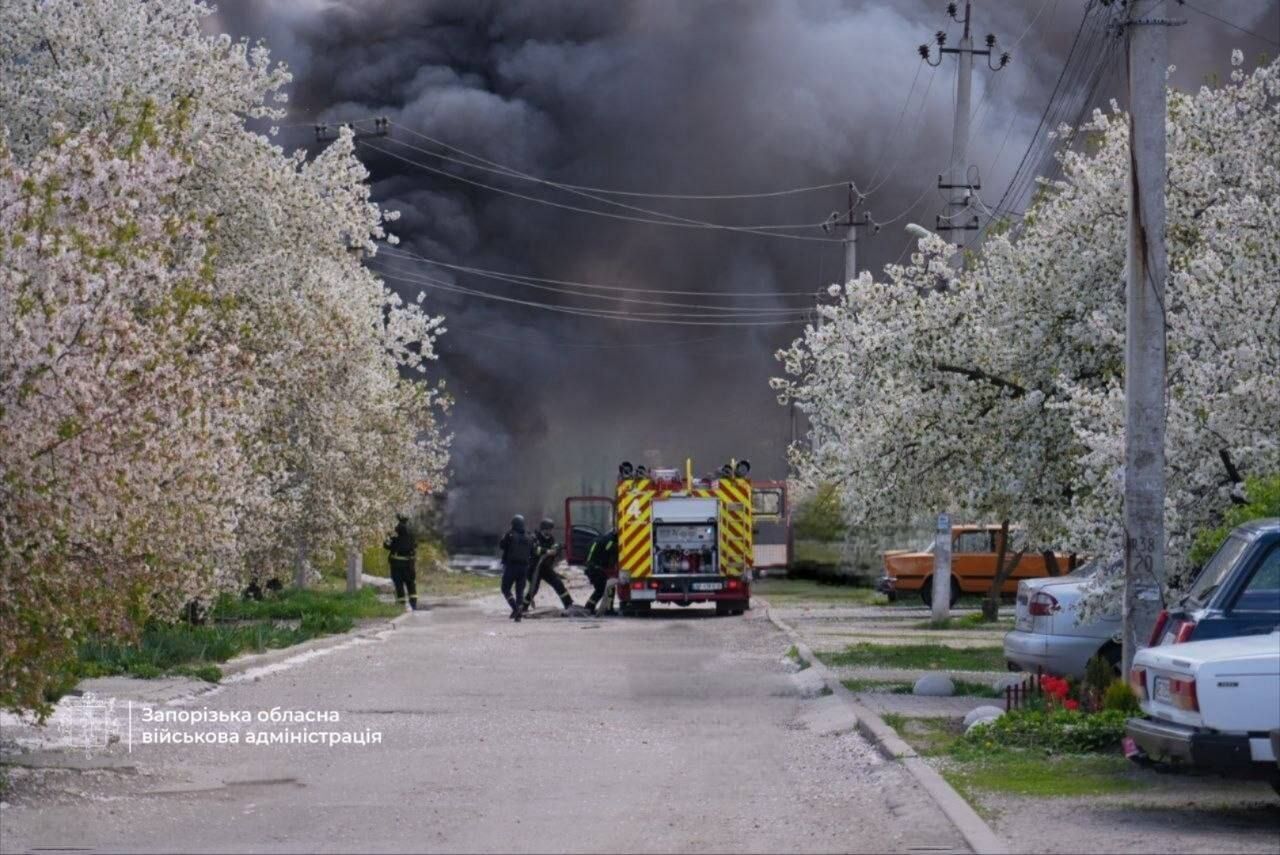 Окупанти атакували Запоріжжя: спалахнула пожежа, є жертва і постраждалі. Фото і відео
