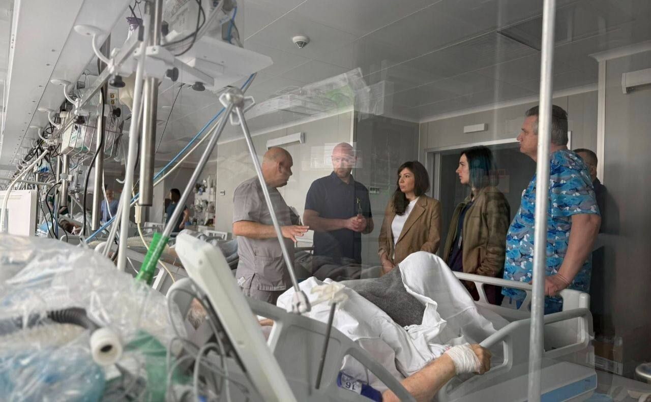 Вперше після теракту: у Києві змогли побачитись поранені 12-річний хлопчик і його матір