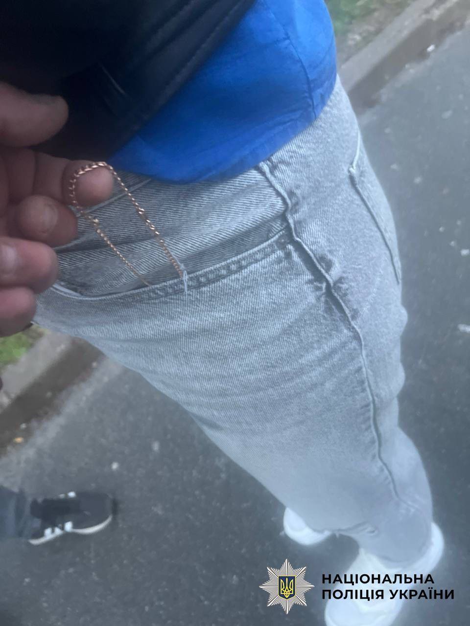 Действовала под видом покупательницы: в Киеве задержали серийную воровку золотых украшений. Фото