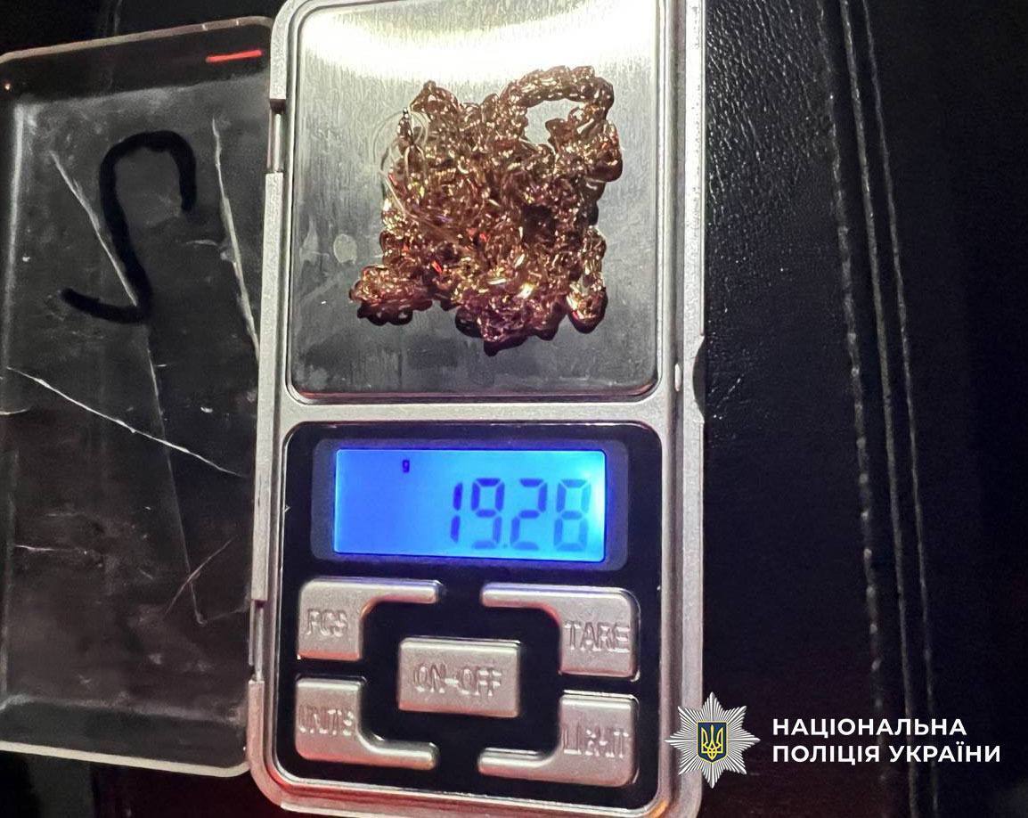 Действовала под видом покупательницы: в Киеве задержали серийную воровку золотых украшений. Фото