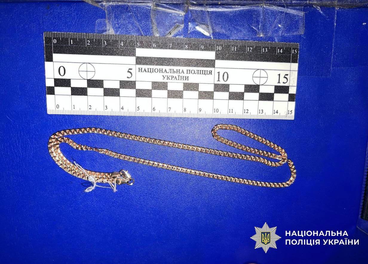 Действовала под видом покупательницы: в Киеве задержали серийную воровку золотых украшений. Фото