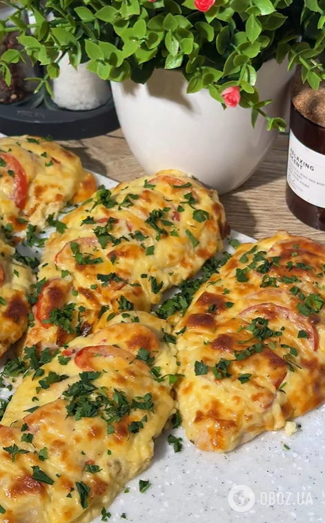 Соковите куряче філе під сирною шапкою: ділимось рецептом смачної страви на обід