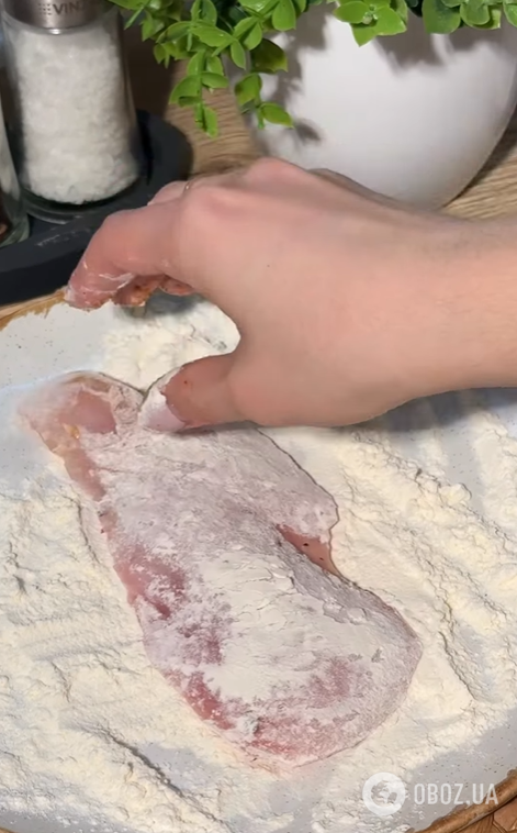 Соковите куряче філе під сирною шапкою: ділимось рецептом смачної страви на обід