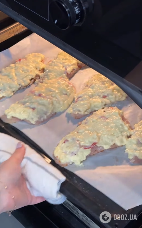 Соковите куряче філе під сирною шапкою: ділимось рецептом смачної страви на обід