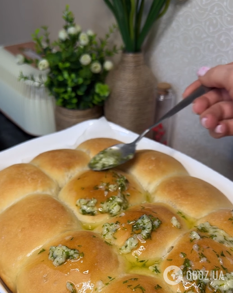 Пухкі пампушки з часником до борщу: ділимось найпростішим рецептом